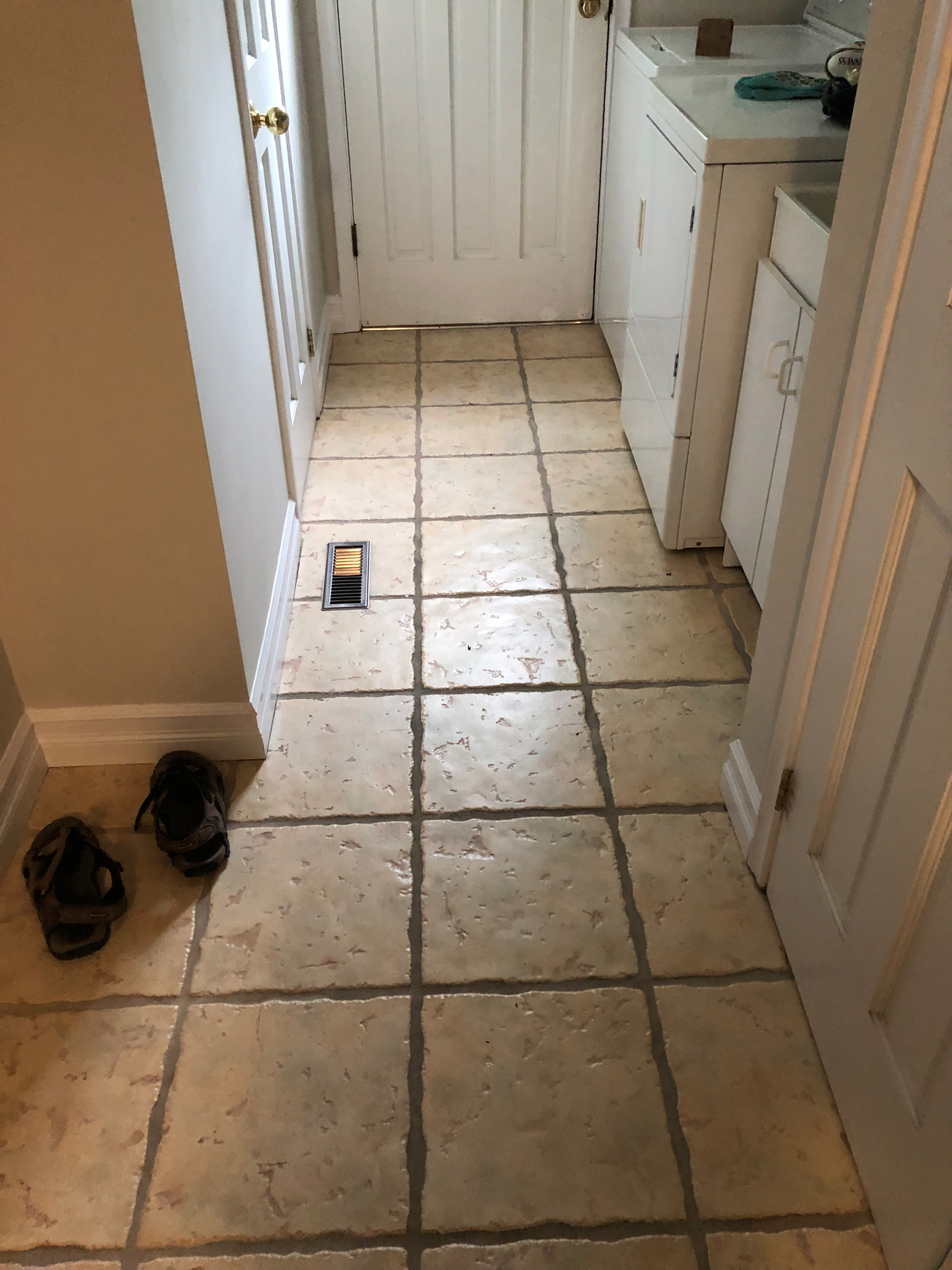 Kitchen area with dirty tiles